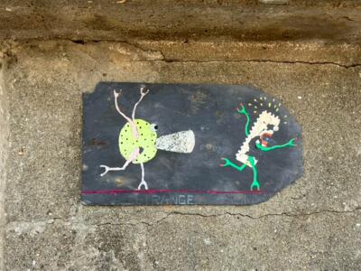 Créatures étranges sur une ardoise — Street art à Perros-Guirec