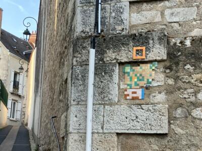 Orange frame and turquoise patchwork — Street art in Orléans