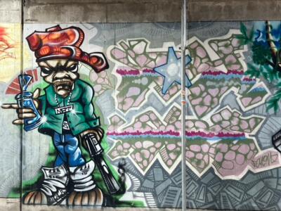 Spray can gangster and pink lettering — Street art in La Chaux-de-Fonds