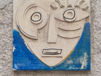 Visage en relief sur fond bleu — Street art à Lyon