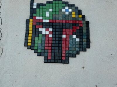 Casque mandalorien en mosaïque — Street art de Astro Boy à Beniarbeig