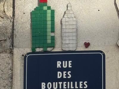 Bouteille de vin et bouteille d'eau, rue des Bouteilles — Street art de Mifamosa à Orléans