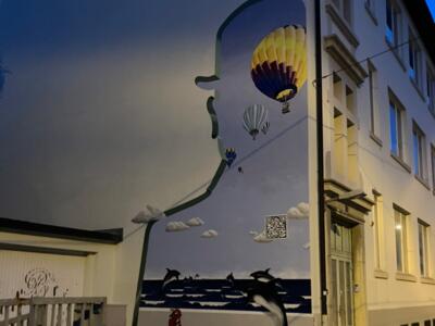 Profile and Hot-Air Balloons on Rue du Crêt — Street art by Carolus in La Chaux-de-Fonds
