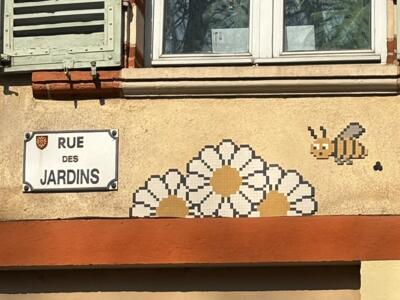 Marguerites et abeille de la rue des Jardins — Street art de Mifamosa à Toulouse