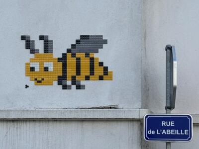 The Bee of Rue de l'Abeille — Street art by Mifamosa in Chevilly