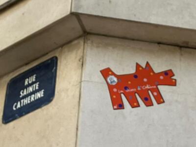 Chien rouge à pois, rue Sainte-Catherine — Street art à Orléans