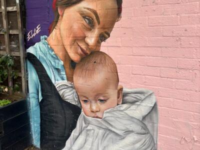 Mère et enfant en écharpe de portage — Street art de Elle Koziupa à London