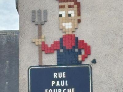 Le paysan à la fourche — Street art de Mifamosa à Orléans