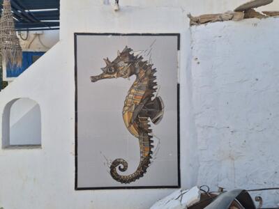 Hippocampe mécanique sur carreaux — Street art à Erriadh