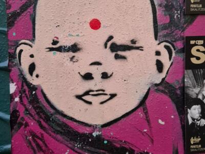 Visage de bébé au point rouge — Street art à Berlin