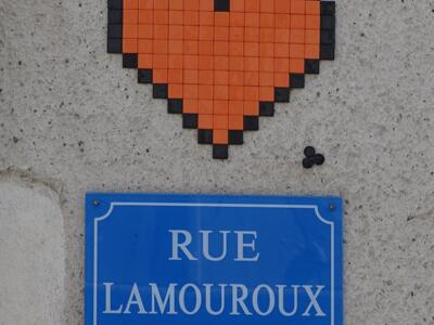 Cœur orange de la rue Lamouroux — Street art de Mifamosa à Agen