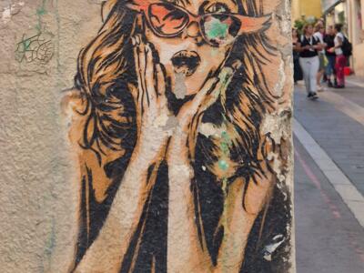 Astonished woman in pink glasses — Street art by RNST in Marseille