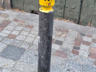 Tête de Lego sur un potelet — Street art de Le CyKlop à Clermont-Ferrand