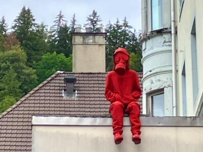 L'enfant gazé — Street art de James Colomina à Le Locle
