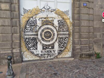 Calligraffiti carriage door, Rue Marivaux — Street art in Riom