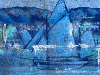 Voilier bleu devant les collines — Street art à Concarneau