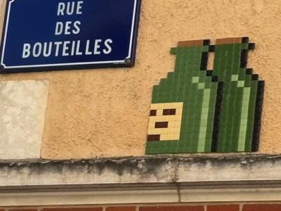 Deux bouteilles vertes, rue des Bouteilles — Street art de Mifamosa à Orléans