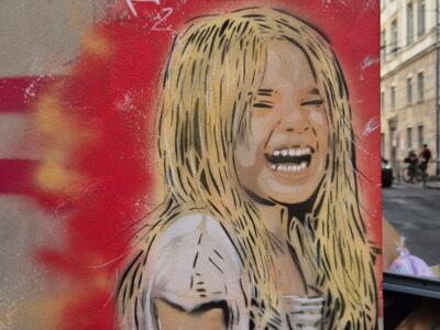 Fillette qui rit, pochoir de Nô — Street art de Nô à Lyon