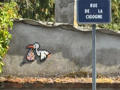 The Stork of Rue de la Cigogne — Street art by Mifamosa in Orléans