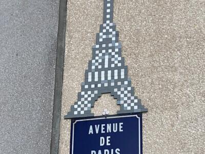 Eiffel Tower on Avenue de Paris — Street art by Mifamosa in Orléans
