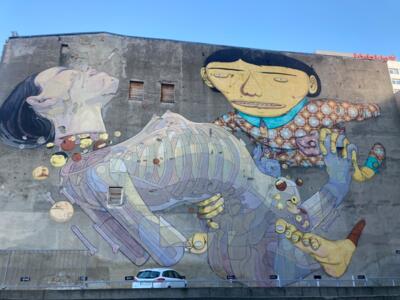 Os Gêmeos and Aryz, the giant embrace — Street art by Osgemeos, Aryz in Łódź