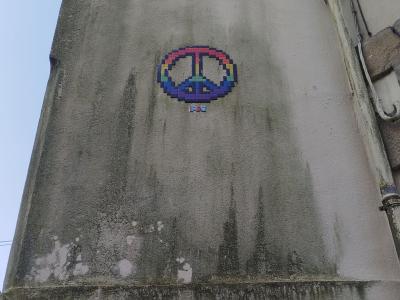 Peace and love arc-en-ciel — Street art de IPDO à Vannes