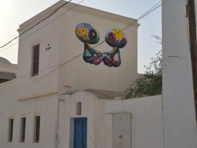Deux poupées patchwork enlacées, par Tinho — Street art de Tinho à Erriadh