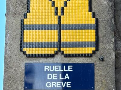 Gilet jaune de la ruelle de la Grève — Street art de Mifamosa à Blois