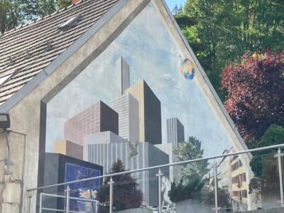 Gratte-ciel, dragon et cheval blanc — Street art à Le Locle