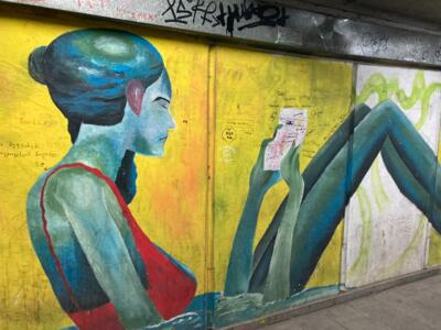 Love letter, la liseuse du passage — Street art à Tbilisi