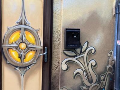 Rosace dorée sur une porte — Street art à Neuchâtel