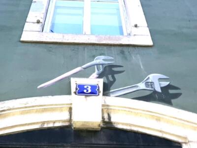 Trompe-l'oeil Pliers and Wrench — Street art by Carolus in La Chaux-de-Fonds