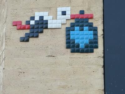 Cigogne au baluchon bleu — Street art de Stork Pixelart à Toulouse