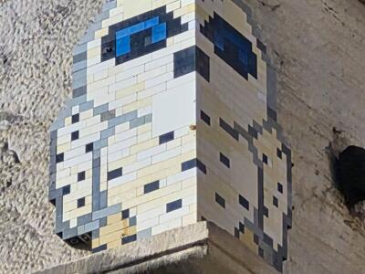 Momie en mosaïque sur un angle — Street art à Dijon