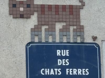The Shod Cat with Four Horseshoes — Street art by Mifamosa in Orléans