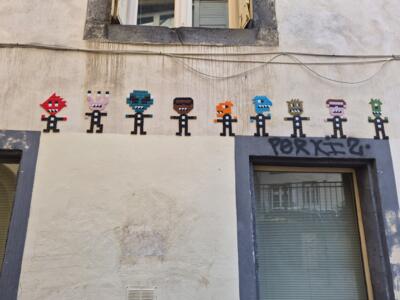 Neuf petits monstres en rang, rue Savaron — Street art à Clermont-Ferrand