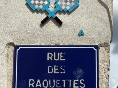 Deux raquettes croisées — Street art de Mifamosa à Orléans