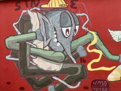Helmeted elephant caught in pipes — Street art in La Chaux-de-Fonds