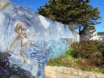 Lutin tombé de sa planche de surf — Street art à Quiberon