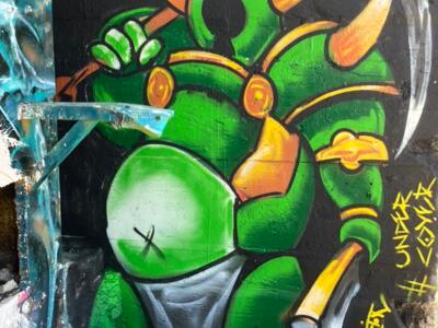 Green knight with a pickaxe — Street art in Saint-Nazaire