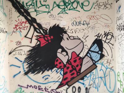 Fillette à la balançoire — Street art à València