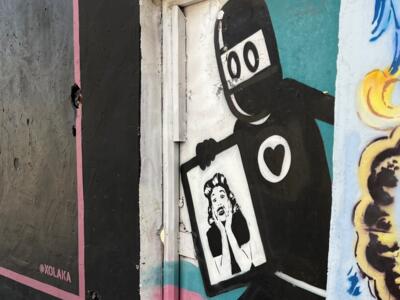 Heart-chested figure and frightened pin-up — Street art by David de Limon in València