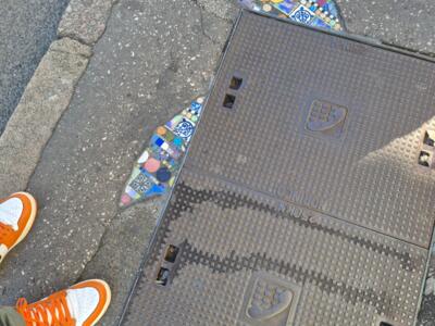Flacking d'Ememem autour d'une plaque — Street art de Ememem à Dijon