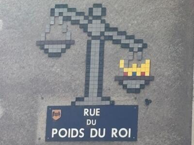 Balance et couronne de la rue du Poids du Roi — Street art de Mifamosa à Blois