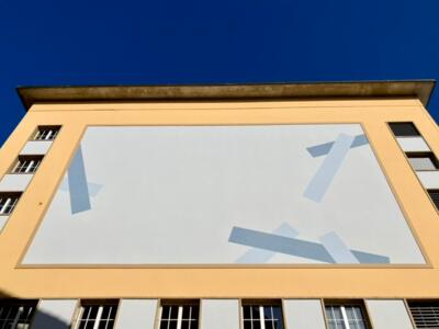 Diagonal strips on white — Street art in La Chaux-de-Fonds
