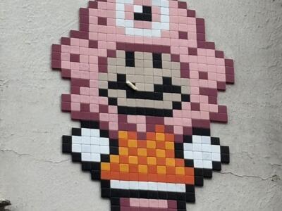 Mario cyclope en mosaïque rose — Street art de IN THE WOUP à Paris
