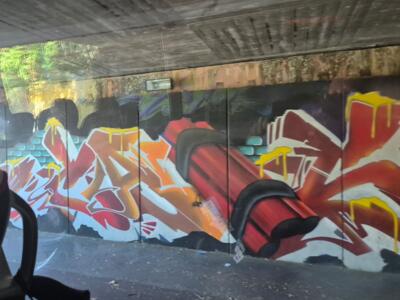 Lettrage rouge sous le pont — Street art à Jerez de la Frontera