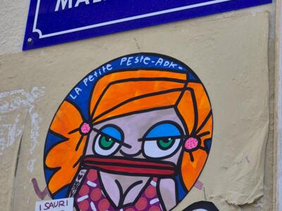 La Petite Peste sous la plaque rue Malmousque — Street art à Marseille