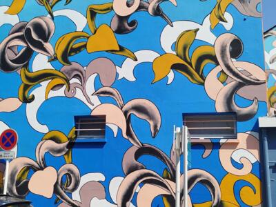 Feuillages sur fond bleu par Julien Colombier — Street art de Julien Colombier à Saint-Nazaire