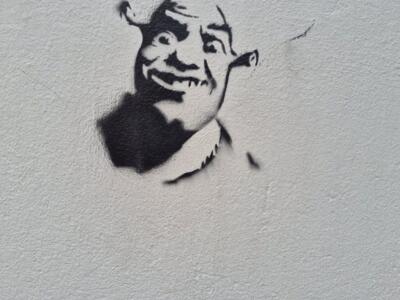 Pochoir d'un homme grimaçant — Street art à Dijon